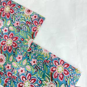 Tela de Algodón Estampada con Flores Azul Cielo y Patrón Botánico en Rosa, Rojo y Verde para Kurti, Vestido, Traje Salwar y Ropa Étnica - Product Image 5