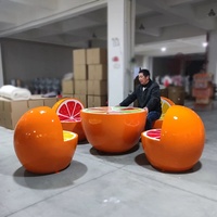 Ensemble table et chaises en fibre de verre, tabourets en forme de crème glacée, citron, pastèque et orange pour la décoration des zones enfants des centres commerciaux