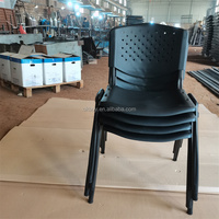 Chaise de formation empilable ergonomique moderne en plastique avec dossier ventilé et cadre en tube d'acier pour salle de classe et conférence – Vente en gros