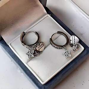 Boucles d'oreilles tendance et élégantes pour femme, motif cœur et Saturne, en émail de haute qualité, style Empress Dowager Vivienne - Product Image 4