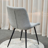 Chaise de salle à manger moderne et durable à assise baquet avec dossier haut et arrondi en tissu gris texturé et pieds noirs pour appartement et atelier