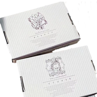 Boîte en carton ondulé personnalisée blanche rayée, deux styles, impression florale et lignes artistiques, texte simple, écologique, recyclable, pliable
