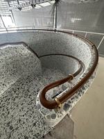 Escalier en spirale en marbre naturel poli sur mesure, rampe en bronze, décoration intérieure de luxe pour villa, hôtel, hall, haute qualité