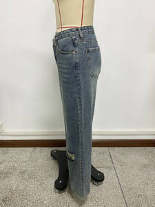 Jeans Casuales de Pierna Ancha para Mujer, Diseño Moderno con Agujeros, Botones Diagonales, Tela Vaquera con Logotipo en la Cintura - Product Image 5