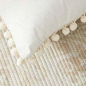 Coussin en velours personnalisé avec pompon, nom et citation personnalisées, housse de coussin décorative douce pour cadeaux de fêtes - Product Image 2