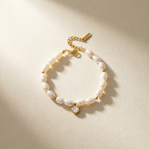 Pulsera <span class=keywords><strong>de</strong></span> Perlas Daphne Rhapsody <span class=keywords><strong>para</strong></span> <span class=keywords><strong>Mujer</strong></span>, Elegante y Graciosa, Joyería con Diseño <span class=keywords><strong>de</strong></span> <span class=keywords><strong>Verso</strong></span>, Estanza, Canto, Himno, Letra, Sinfonía, Concierto - Product Image 1
