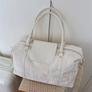 Bolsa Deportiva Rosa de Gran Capacidad con Cierre de Cremallera, Ligera, para Viajes, Gimnasio o Maternidad, con Adorno de Oso - Product Image 3