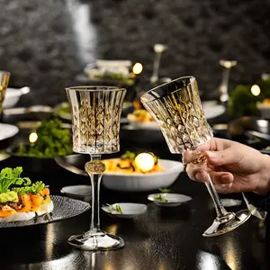 Bicchieri da vino Premium con taglio in cristallo trasparente Set di bicchieri da vino 6 Set regalo con bordo dorato Globe Decanter su un supporto