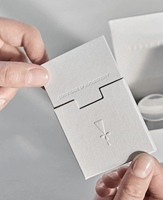 Boîtes en papier personnalisées blanches avec logo en relief, impression personnalisée, estampage à chaud pour emballages cadeaux cosmétiques et parfums, modèle 002, fabriqué en Chine