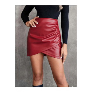 Jupe mini asymétrique taille haute en similicuir rouge pour femme avec fronces sur le devant et finition brillante - Product Image 4