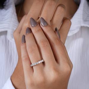 Elegante Anillo de Eternidad Completo en Plata con Piedras Transparentes Brillantes de Corte Redondo, Diseño Clásico de Lujo para Mujer, Ideal para Fiestas y Regalos - Product Image 2