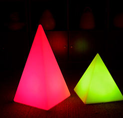 Đèn bàn hình nón <span class=keywords><strong>pyrometric</strong></span> dạ quang Đèn bàn hình tứ giác kim tự tháp RGBW thay đổi màu sắc đèn trang trí - Product Image 4