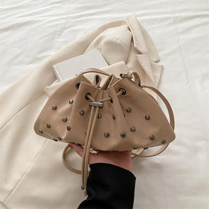 Rivet personnalisé à cordon de serrage Grande capacité Sacs pour femmes Couleur unie Nouveau sac à bandoulière minimaliste à la mode pour femmes - Product Image 6