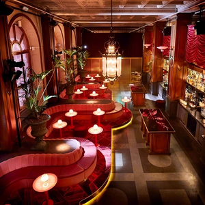 فندق ترفيه أنيق وجميل أو ملهى ليلي بار على شكل أريكة من الجلد الأحمر - Product Image 3