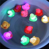 Canard de bain en vinyle jaune en gros, jouet amusant pour bébé, gadgets ludiques, canards de bain LED multicolores scintillants pour parents
