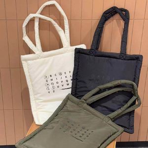 Bolso Tote Unisex Acolchado de Nailon Tipo Plumón para Portátil 38x45cm con Correa de Hombro Acolchada Negro Verde Beige - Product Image 5