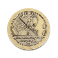 Presse-papiers carré transparent en résine époxy Lucite pour pièce de monnaie personnalisée Cube en acrylique avec technique de moulage par impression découpée
