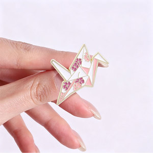Pin Esmaltado de Grulla de Papel Sakura, Broche Floral de Grulla de Papel para Decoración de Mochilas - Product Image 2