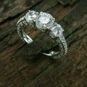 Anello di Fidanzamento Classico con Zirconia Cubica a Otto Cuori e Otto Frecce per Donne, Gioiello Romantico per Matrimonio con Elegante Design della Fascia - Product Image 2
