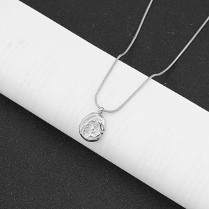 Nouveau produit, collier à pendentif irrégulier au design simple vintage, acier titane plaqué argent, colliers pour femmes, bijoux en gros - Product Image 1