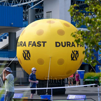 Ballon publicitaire géant gonflable pour le sport Pickelball Balloon Game with Lightsl for Pickelball Court Decoration