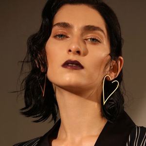 Pendientes de Acero Inoxidable con Baño de Oro de 18k, Diseño de Corazón Hueco, Estilo Moderno, Personalizables con Grabado, Venta al Por Mayor para Mujer - Product Image 1