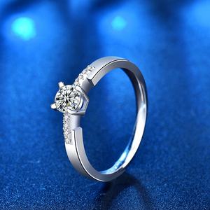 XJZ006 925スターリングシルバーパヴェ0.5カラット4爪ダイヤモンドモアッサナイトリングシングルロウブルヘッドリング女性用ジュエリー - Product Image 1