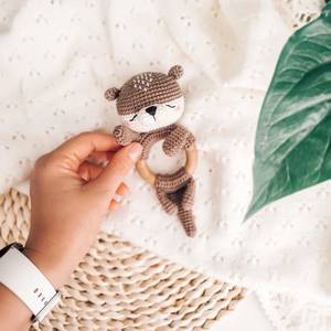 Nouveau design 2026 : Hochets animaux au crochet faits main, jouets <span class=keywords><strong>pour</strong></span> bébés, hochet en forme d'otter marin au crochet <span class=keywords><strong>pour</strong></span> <span class=keywords><strong>la</strong></span> dentition des bébés - Product Image 4