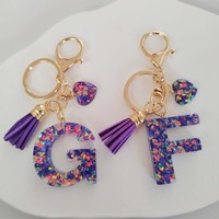 Portachiavi con Iniziale a Cuore in Glitter Viola - Portachiavi in Resina con 26 Lettere dell'Alfabeto, Ciondolo a Cuore e Nappa per Accessori Borsa Donna Ragazza