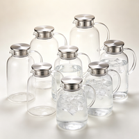 Carafe à boisson en verre transparent minimaliste avec couvercle métallique hermétique et poignée confortable – Récipient de service pour boissons fraîches en cuisine