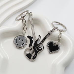 Porte-clés Guitare Électrique Noir et Blanc en Gros, Breloque Cœur Pixel Smiley pour Amateurs de Musique - Product Image 4