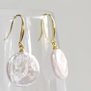 Pendientes de aro dorados con perlas de imitación para mujer, aretes de aro con perlas de imitación ligeras chapadas en oro de 14K, 100 pares