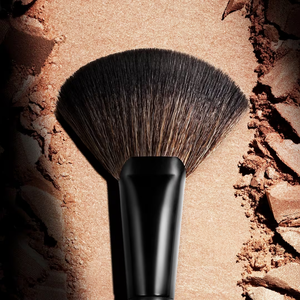 Pinceau à poudre Vegan Fluffy Fan Style plat avec manche en bois Cheveux synthétiques doux Nylon Plastique <span class=keywords><strong>Silicone</strong></span> Masque <span class=keywords><strong>de</strong></span> <span class=keywords><strong>fond</strong></span> <span class=keywords><strong>de</strong></span> <span class=keywords><strong>teint</strong></span> Application - Product Image 6