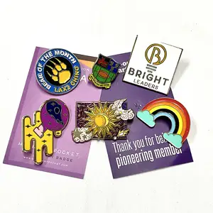 Commercio all'ingrosso Logo personalizzato personalizzato Cartoon Glitter spille in metallo spille amici regali smalto distintivo risvolto con carta di supporto