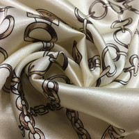 Tissu d'ameublement 100 % polyester satiné tissé doux et lisse à motif chaînes imprimé numériquement, prix d'usine, pour filles