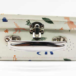 Maleta de Cartón de Diseño Personalizado, Hecha a Mano, Biodegradable, de Cartón de Lujo con Asa de Metal - Product Image 4