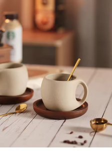 ชุดกาแฟเซรามิคทำมือสไตล์เรโทร พร้อมจานรองและช้อน หลายสี ใช้กับเครื่องล้างจานและไมโครเวฟได้ ของขวัญต้อนรับเปิดเทอม - Product Image 5