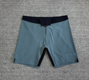 Shorts de sport pour homme à séchage rapide, gris uni, taille élastique, mi-longueur, en nylon et élasthanne tricoté, shorts de boxe, boardshorts - Product Image 3