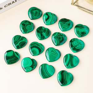 Vente en gros d'objets artisanaux en cristal, cœur en <span class=keywords><strong>malachite</strong></span> naturelle sculpté, guérison par le Reiki, décoration <span class=keywords><strong>de</strong></span> <span class=keywords><strong>la</strong></span> maison, méditation, fabrication <span class=keywords><strong>de</strong></span> bijoux spirituels, bricolage - Product Image 5