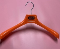 Cintre en plastique ABS personnalisé à épaules larges avec crochet métallique et impression de logo pour l'affichage de vêtements et les magasins de détail
