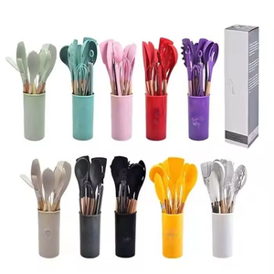 Juego de 12 utensilios de cocina al por mayor con soporte, espátula de silicona antiadherente y utensilios de repostería con mango de madera - Product Image 1
