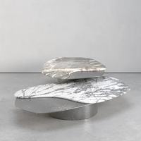 Table basse en marbre à niveaux de forme libre, avec base en métal martelé et pierre veinée irrégulière, mobilier d'appoint haut de gamme pour villa, collection Dream Home