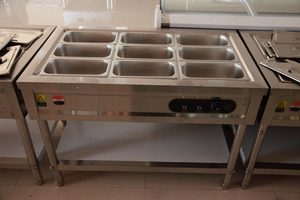 Equipo de Cocina Comercial, Enfriador de Acero Inoxidable con Puerta Única Negra y 2 Estantes Ajustables para Panadería - Product Image 1