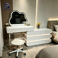 Ensemble coiffeuse moderne blanc brillant avec miroir LED Cloud à commande vocale, éclairage et commode multi-tiroirs au design panneau pour chambre à coucher