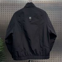 Les meilleurs designers conçoivent des vestes matelassées personnalisées pour hommes, pour l'automne et l'hiver, avec des cols carrés fins et des vestes tissées.