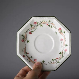 Taza y Platillo de Cerámica Artística con Diseño Poligonal, Color Bajo Esmalte Concentrado, Decorado con Flores y Plantas para Café Amargo - Product Image 3