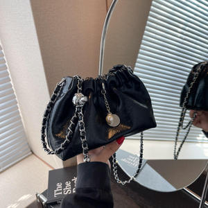 Sac à main mini pour femme en cuir brillant, nouveau design, avec chaîne - Product Image 1