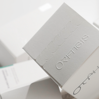 Boîte en papier cosmétique en coton blanc personnalisée, boîte d'emballage pour bijoux personnalisée avec logo en relief