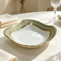 Assiette en céramique et porcelaine à motif de fleur de lotus avec bordure dorée électroplaquée, design floral en relief, passe au lave-vaisselle, luxe, banquet