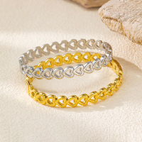 Bracelet à fermoir cœur ajouré en acier inoxydable électroplaqué, inaltérable, haut de gamme, style jeune fille, Dongguan